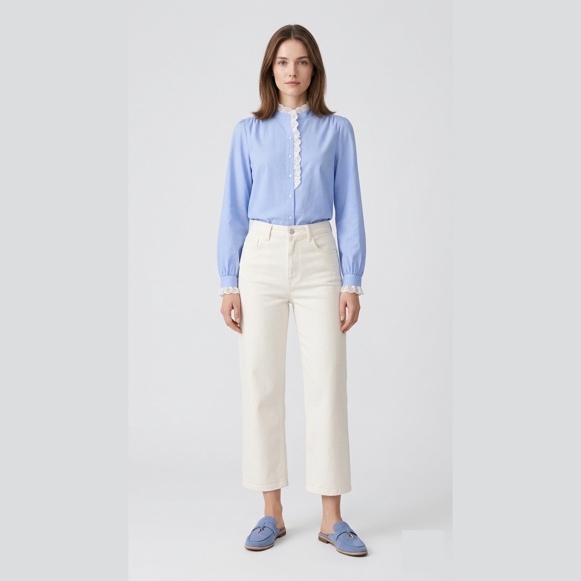 Chemise brodée bleue à fines rayures