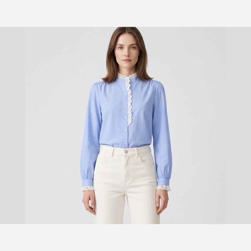 Chemise brodée bleue à fines rayures