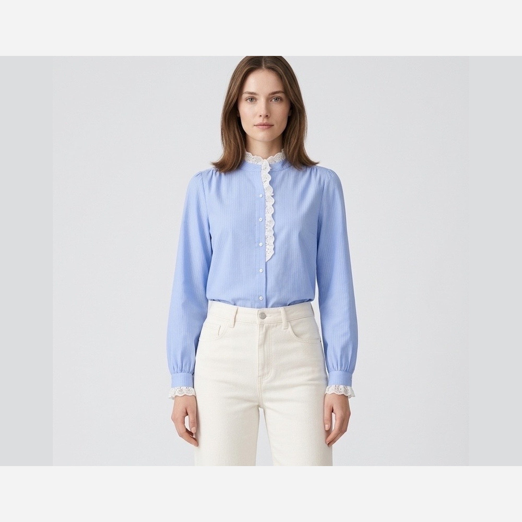Chemise brodée bleue à fines rayures
