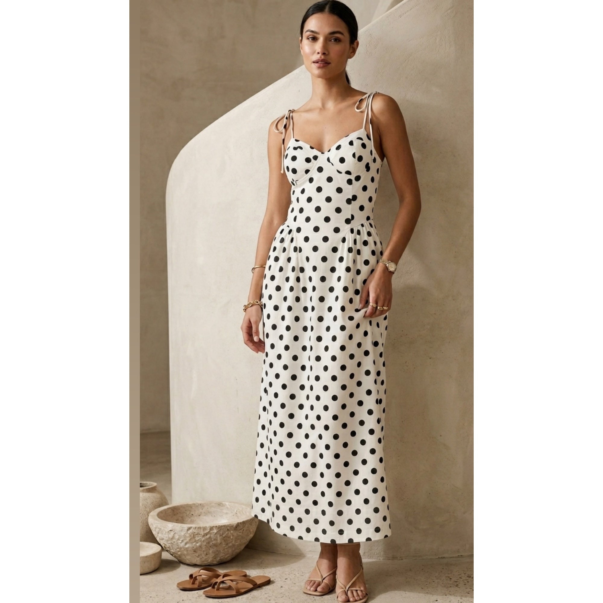 Robe blanche à pois noir