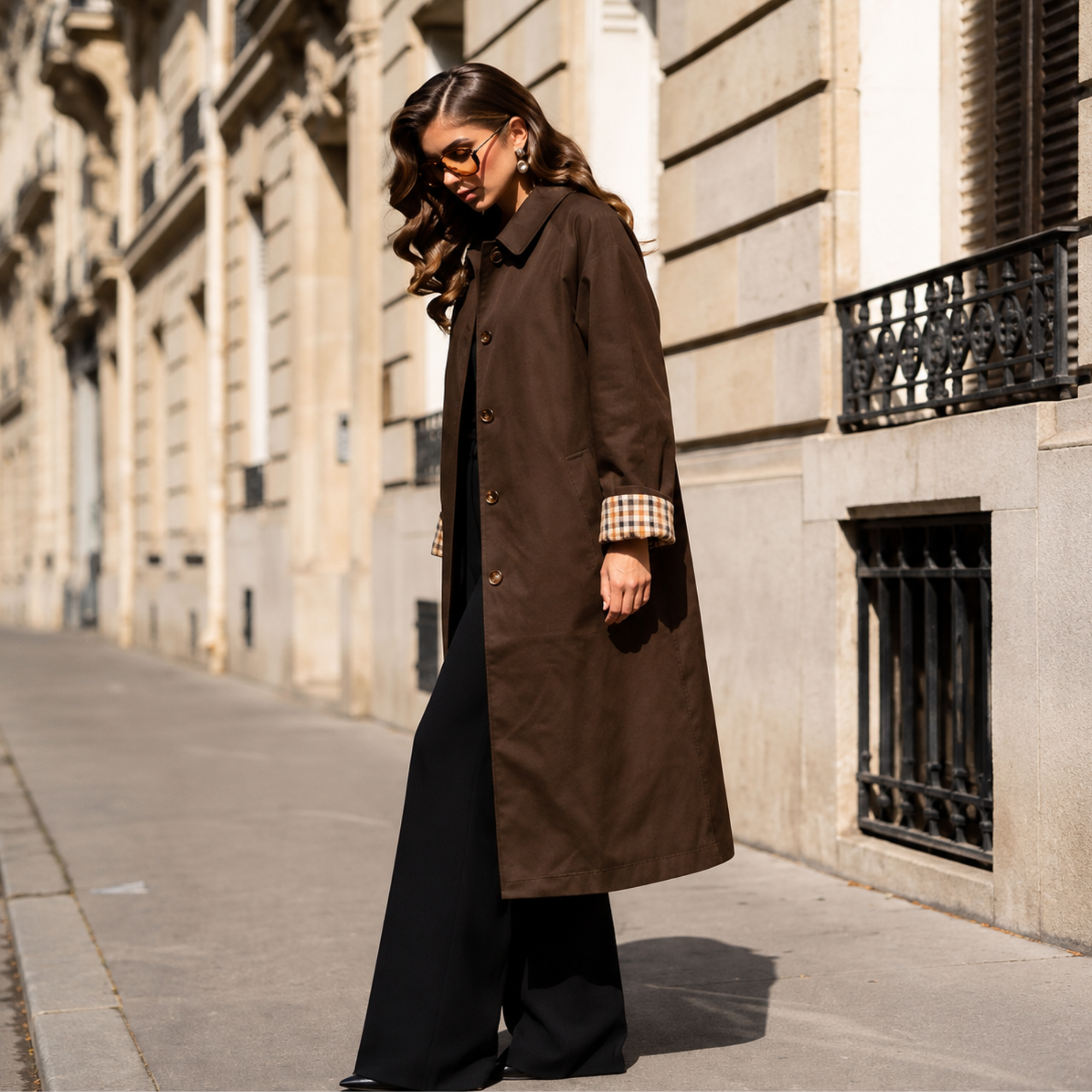 Trench long doublé marron – Revers à carreaux