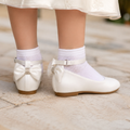 Ballerine blanche satinée de cérémonie pour fille avec nœud strassé au talon