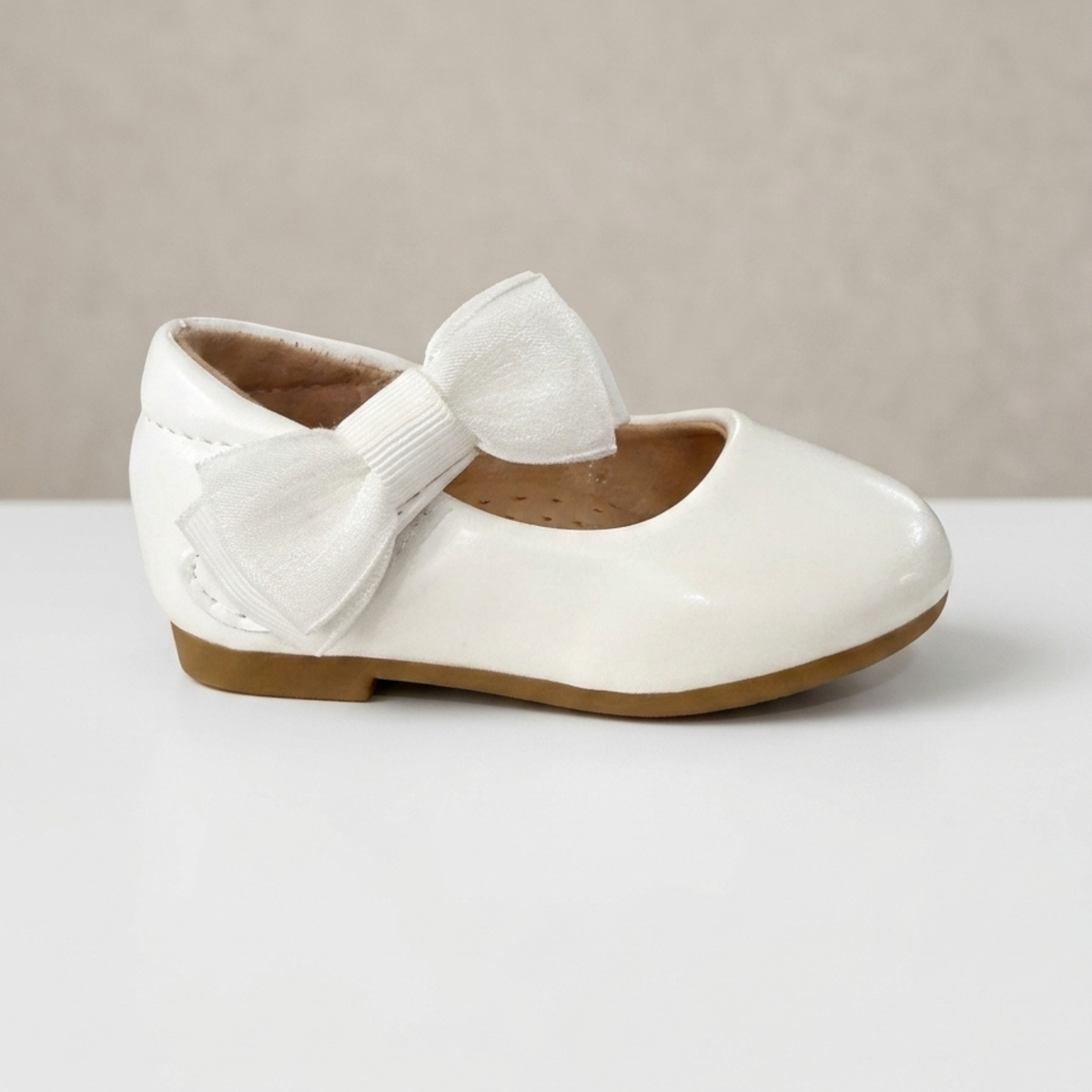 Ballerine blanche de cérémonie pour fille avec bride élastiquée et double nœud