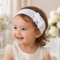 Petite fille de 2 ans portant un bandeau blanc avec nœud en ruban côtelé
