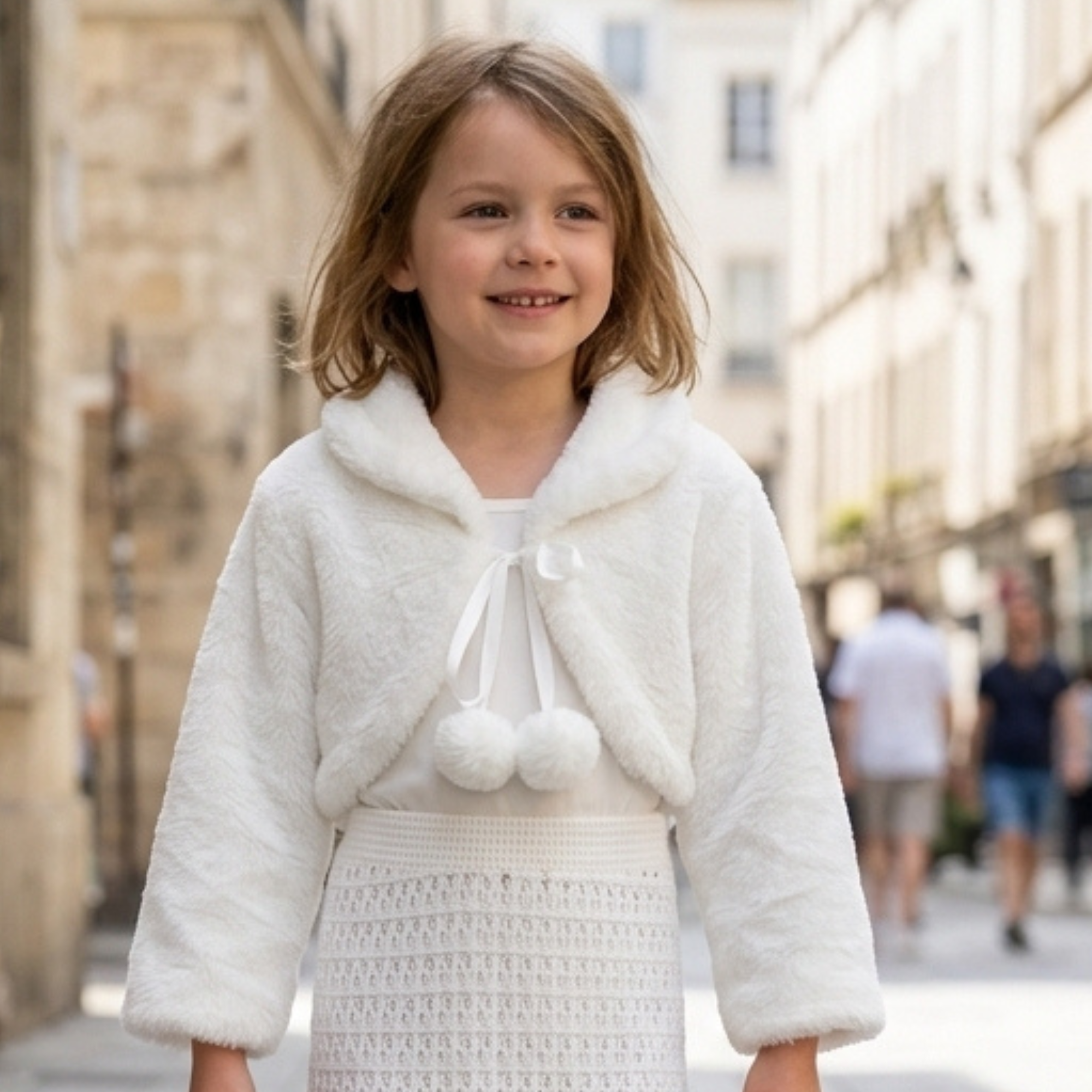 Boléro blanc écru doux pour fille à manches longues avec ruban satiné et deux pompons
