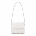 Petit sac blanc matelassé pour fille avec fermeture cœur et anse en chaîne argentée
