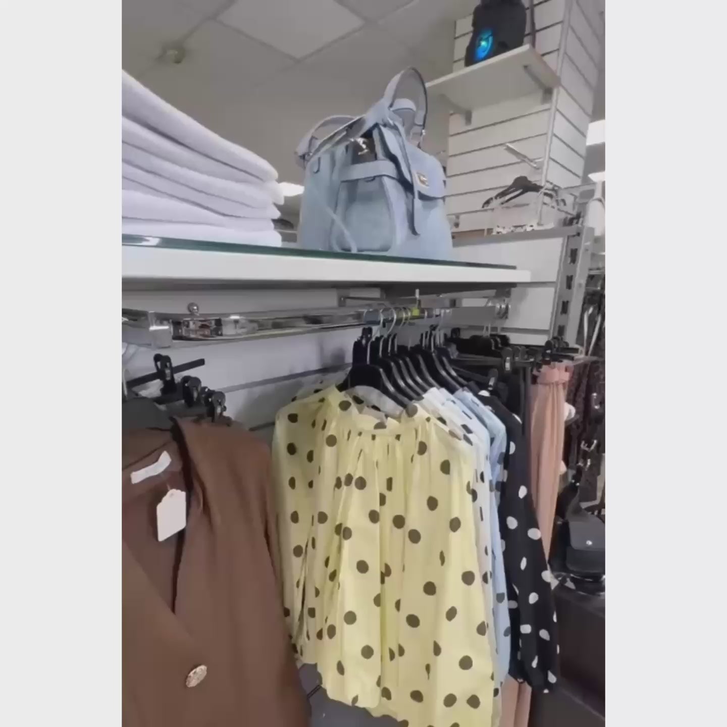 Blouse à pois 2 façons de la porter