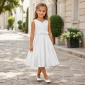 Fille portant une robe de cérémonie blanche sans manches avec jupe évasée