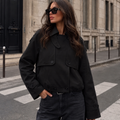 Veste courte noire style trench pour femme, portée de face et de profil, avec vue sur cintre.