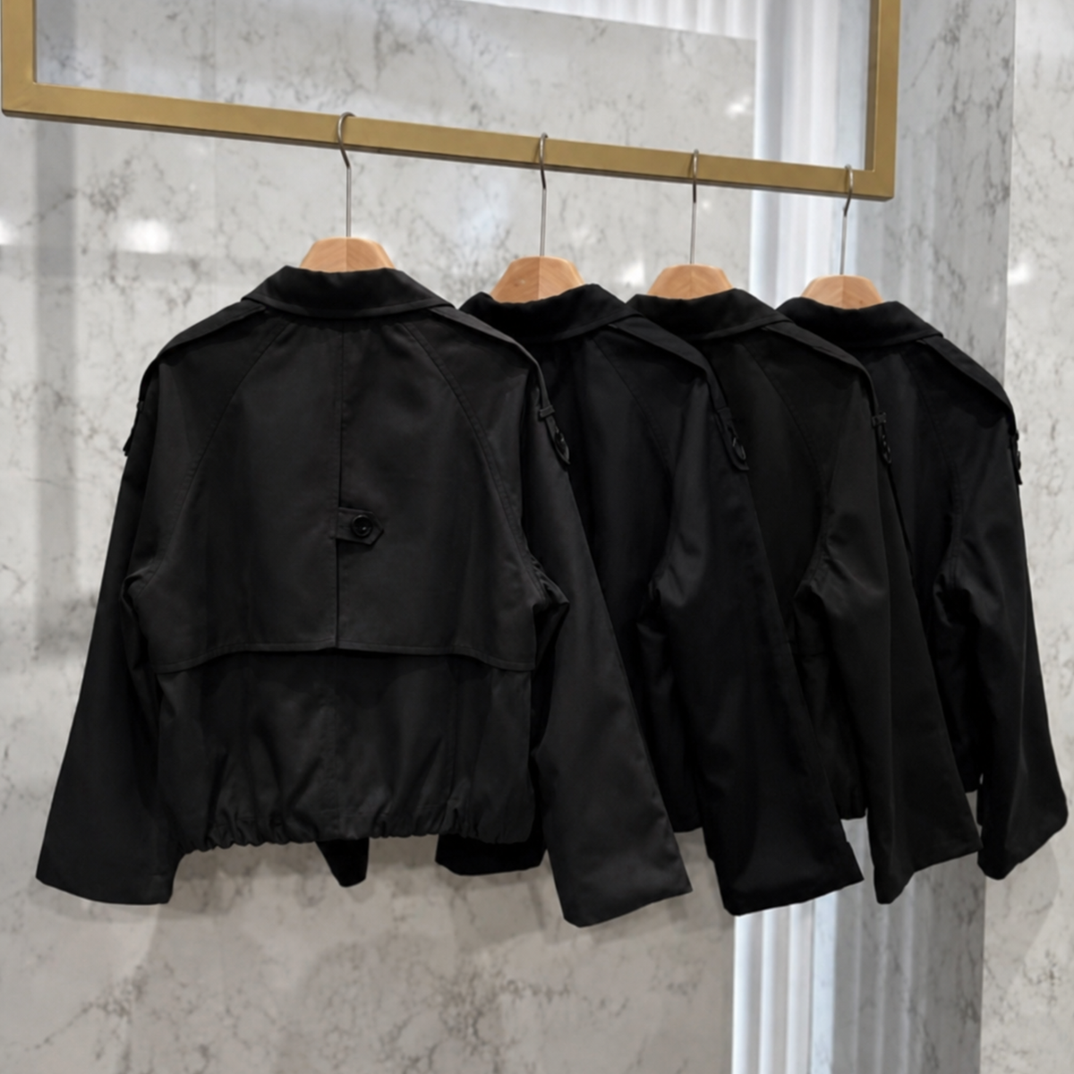 Veste courte noire style trench pour femme, portée de face et de profil, avec vue sur cintre